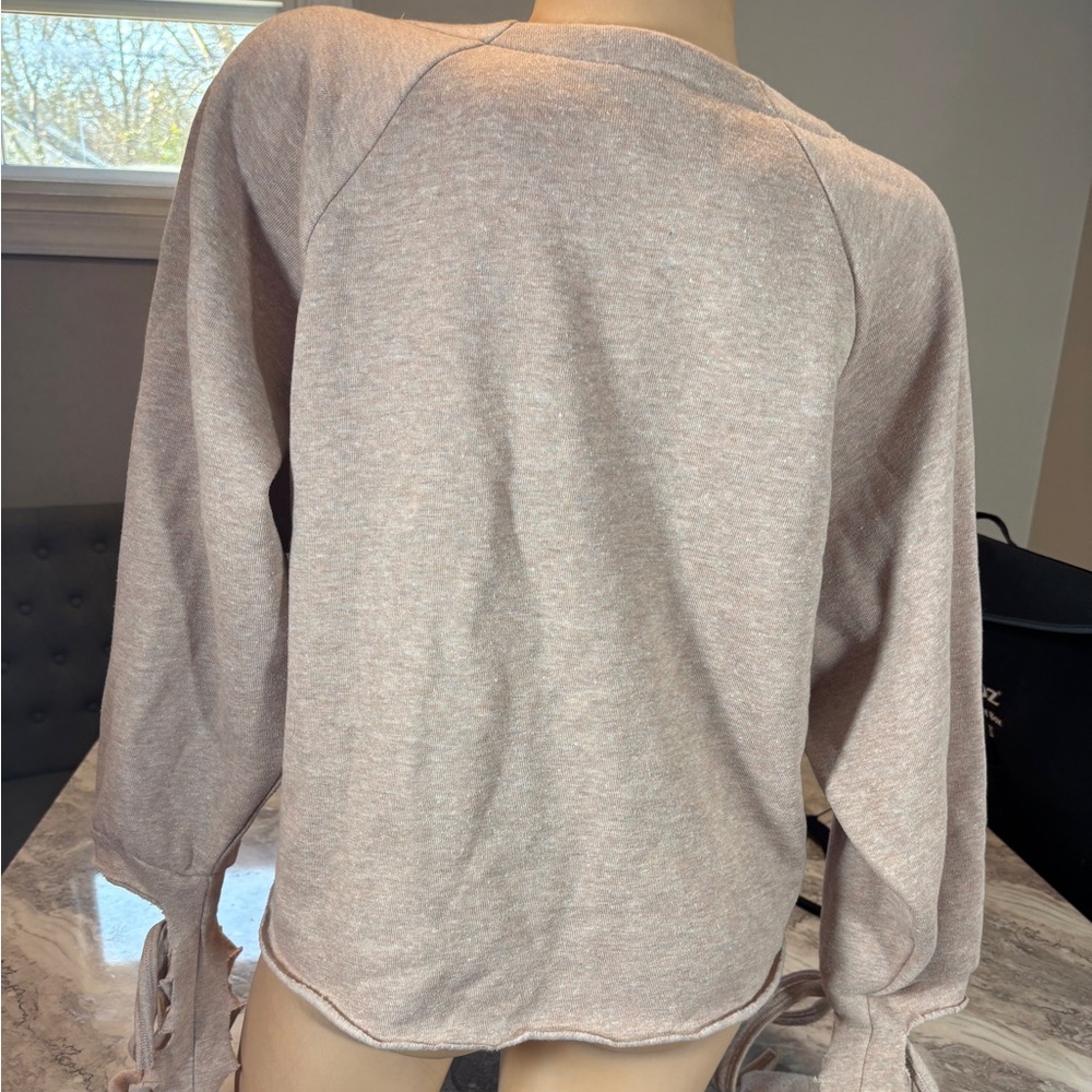 ALO Yoga Beige tribe long Sleeve Cut-Out top - Picture 10 of 11